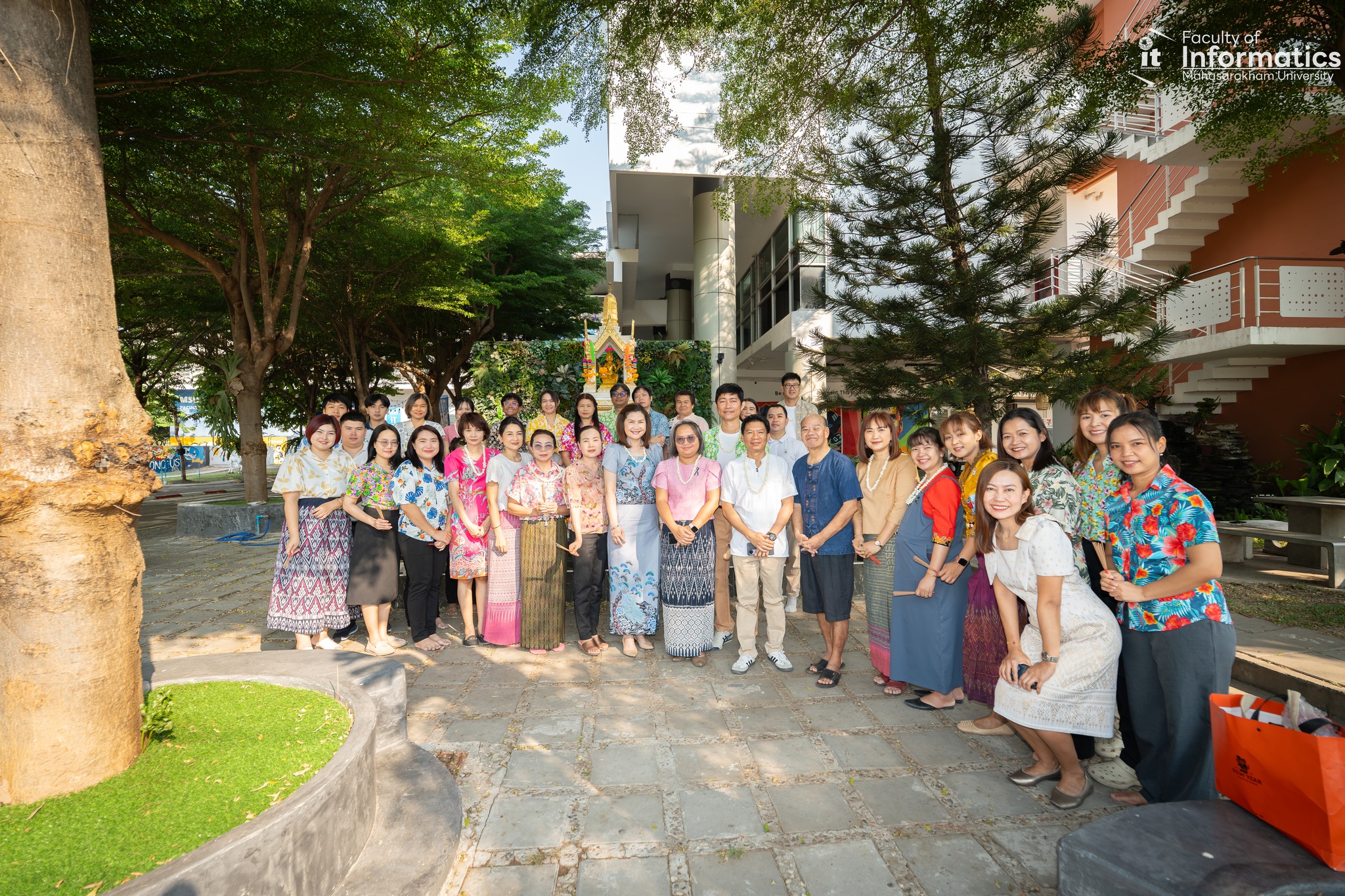 สักการะองค์พระพรหม เสริมสิริมงคลรับปีใหม่ไทย