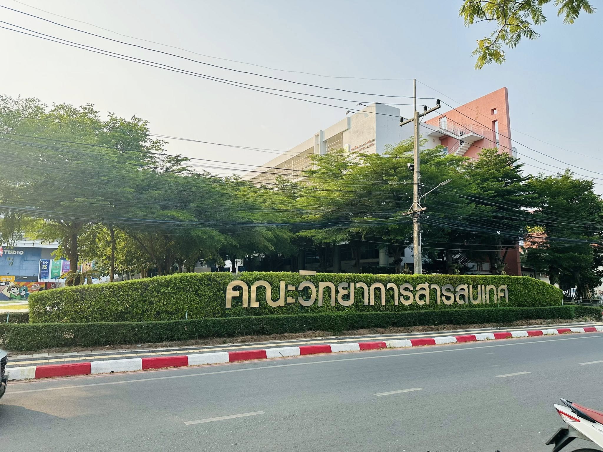 ปรับปรุงภูมิทัศน์เพื่อสร้างบรรยากาศต้อนรับผู้สำเร็จการศึกษาในระหว่างการฝึกซ้อม วันที่ 24 – 25 เมษายน 2569