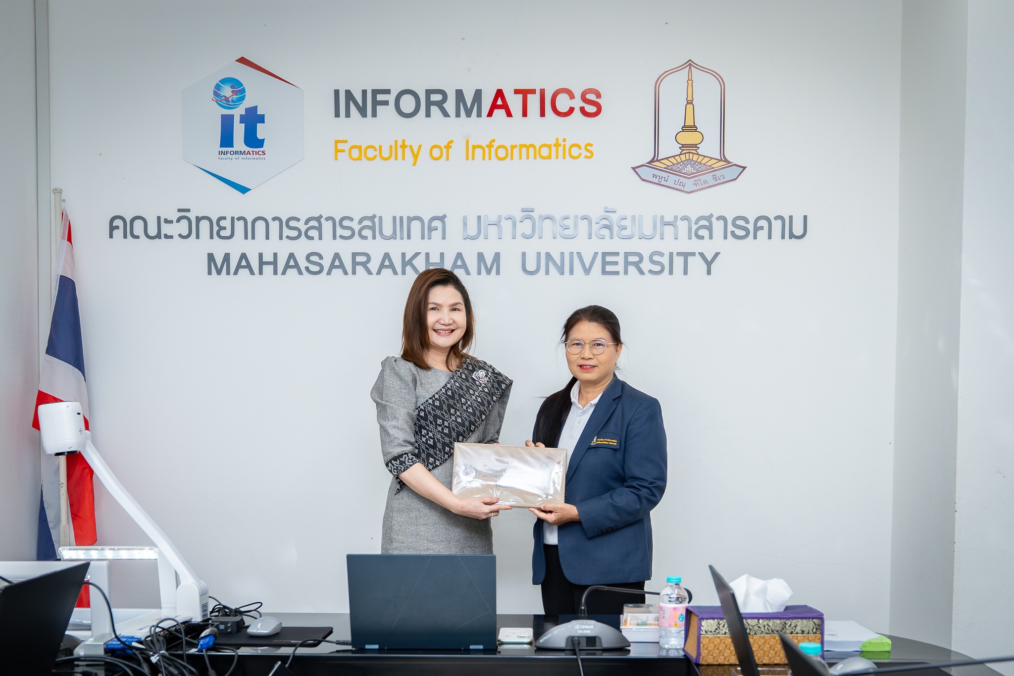 แสดงความยินดีกับ รองศาสตราจารย์ศศิธร แก้วมั่น อาจารย์ประจำภาควิชาวิทยาการคอมพิวเตอร์ ในโอกาสที่ได้รับการแต่งตั้งให้ดำรงตำแหน่งทางวิชาการ  “รองศาสตราจารย์”