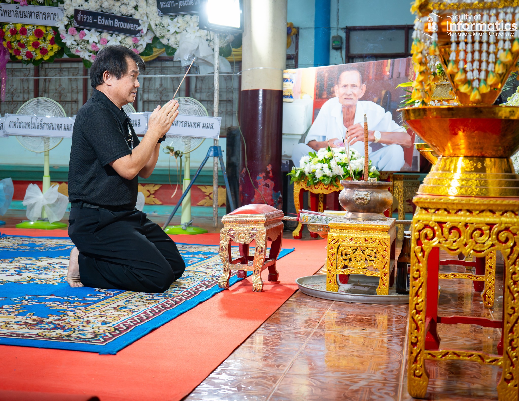  คณะวิทยาการสารสนเทศ ร่วมพิธีสวดพระอภิธรรม นายเฉลียง คุ้มมะณี  ซึ่งเป็นบิดาของ รองศาสตราจารย์ ดร.สุชาติ คุ้มมะณี อาจารย์ประจำภาควิชาวิทยาการคอมพิวเตอร์