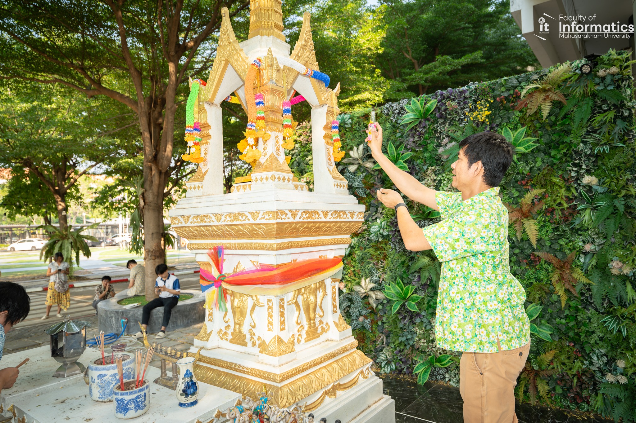 สักการะองค์พระพรหม เสริมสิริมงคลรับปีใหม่ไทย