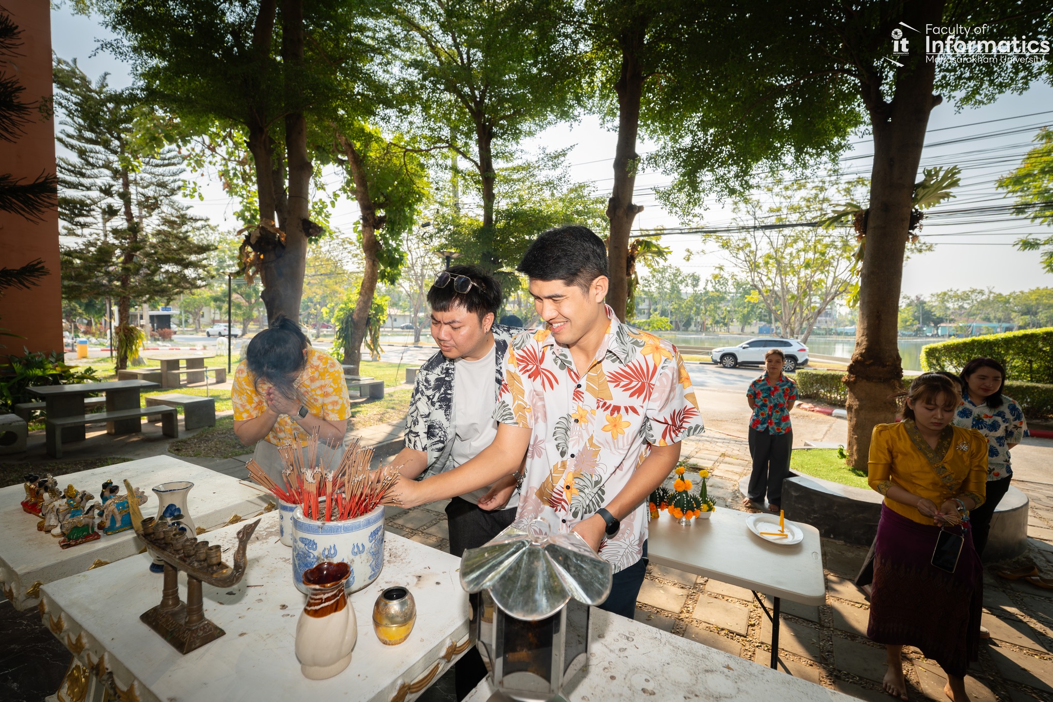 สักการะองค์พระพรหม เสริมสิริมงคลรับปีใหม่ไทย