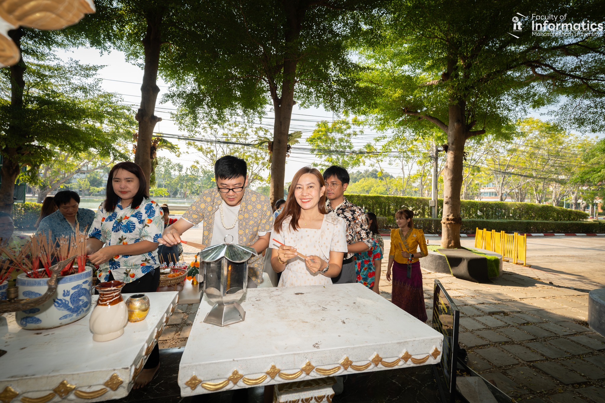 สักการะองค์พระพรหม เสริมสิริมงคลรับปีใหม่ไทย