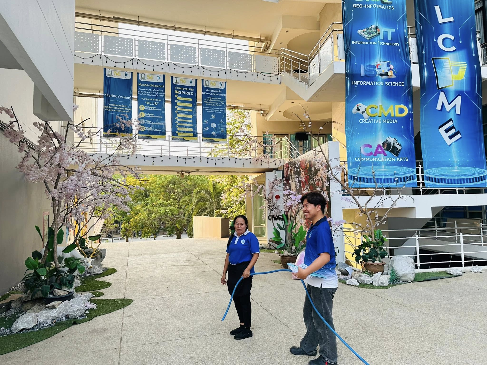 ปรับปรุงภูมิทัศน์เพื่อสร้างบรรยากาศต้อนรับผู้สำเร็จการศึกษาในระหว่างการฝึกซ้อม วันที่ 24 – 25 เมษายน 2569