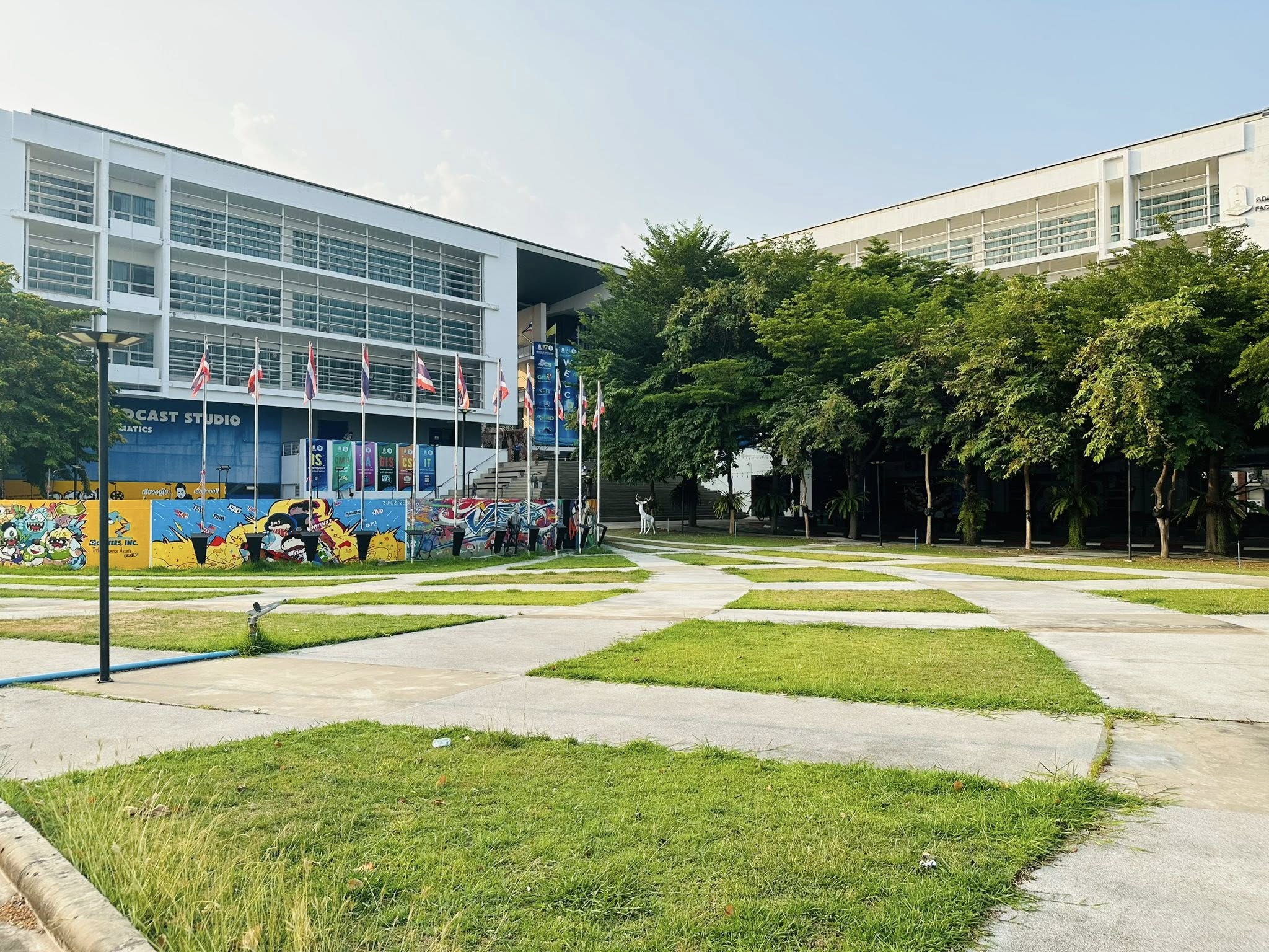 ปรับปรุงภูมิทัศน์เพื่อสร้างบรรยากาศต้อนรับผู้สำเร็จการศึกษาในระหว่างการฝึกซ้อม วันที่ 24 – 25 เมษายน 2569