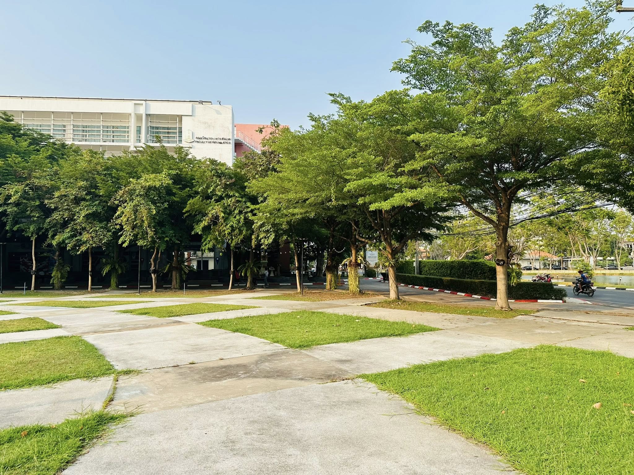 ปรับปรุงภูมิทัศน์เพื่อสร้างบรรยากาศต้อนรับผู้สำเร็จการศึกษาในระหว่างการฝึกซ้อม วันที่ 24 – 25 เมษายน 2569