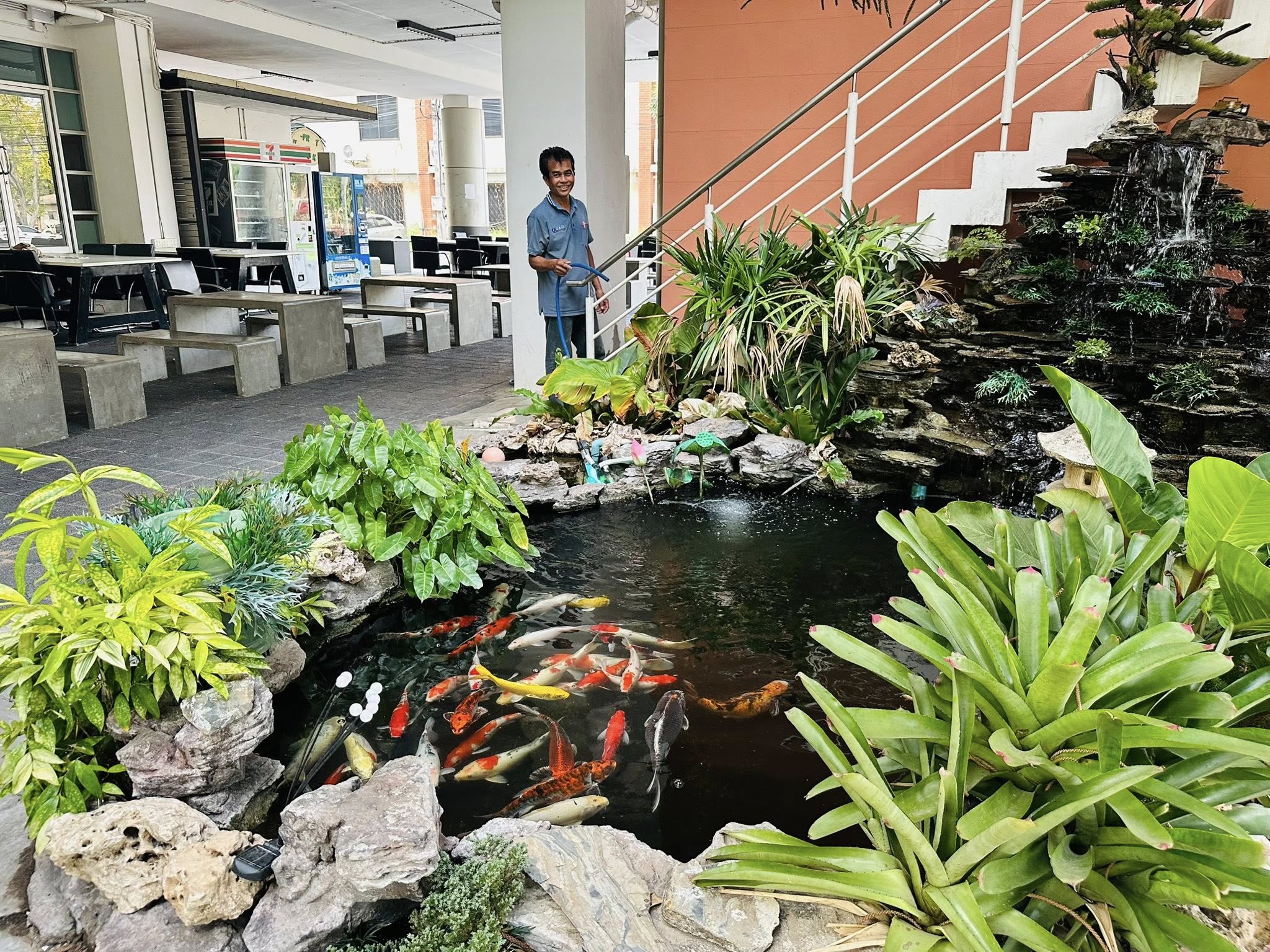 ปรับปรุงภูมิทัศน์เพื่อสร้างบรรยากาศต้อนรับผู้สำเร็จการศึกษาในระหว่างการฝึกซ้อม วันที่ 24 – 25 เมษายน 2569